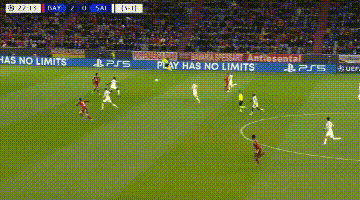 球员倒地后仍把球传出去，太拼